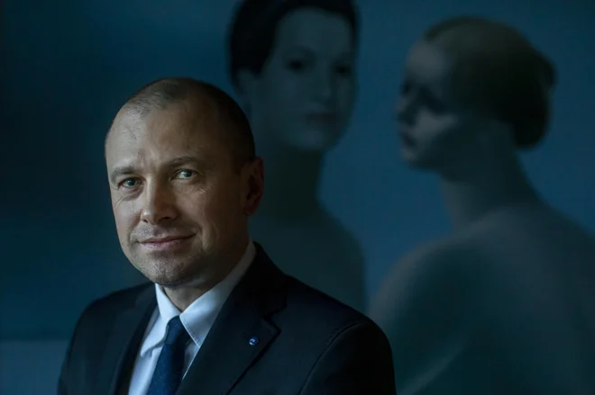 &raquo;Sama oblika krize je drugačna. Imamo velik upad in nato razmeroma hitro normalizacijo, neke vrste oblike črke V. Prejšnja kriza se je vlekla leta in tudi sanacija je bila mukotrpna. NLB in slovenski bančni sistem sta v zdajšnjo krizo prišla v odlični kapitalski in likvidnostni kondiciji,&laquo; pravi predsednik uprave NLB Blaž Brodnjak.&nbsp;FOTO: Voranc Vogel