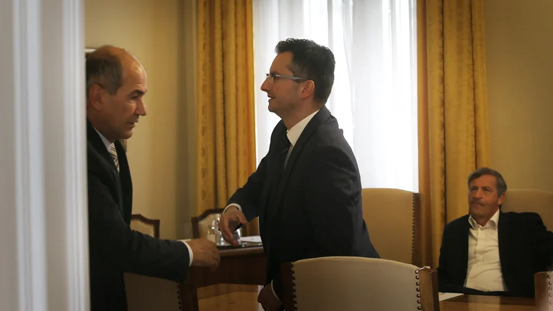 Dva letošnja premiera, Janez Janša (levo) in Marjan Šarec (na sredini), ter morda prihodnji Karl Erjavec (desno). FOTO: Jože Suhadolnik/Delo