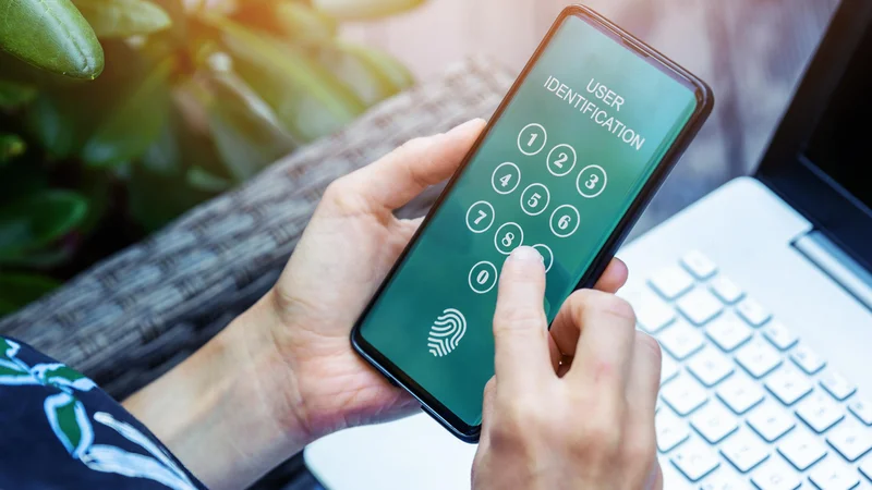 Fotografija: Obdelovanje podatkov pri potrjevanju pristnosti s prstnim odtisom bo potekalo na uporabnikovi mobilni napravi, banki se ti podatki nikoli ne posredujejo. FOTO: Ronstik/Shutterstock