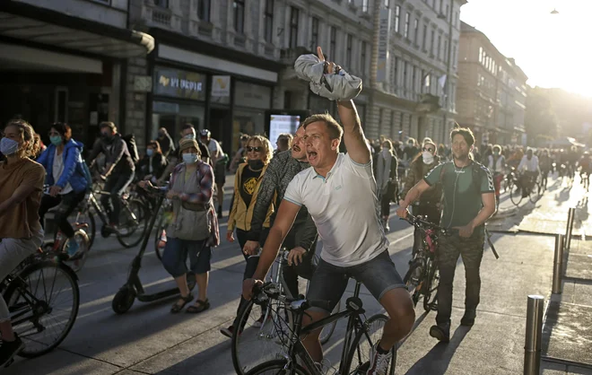 Protivladni kolesarski protesti v Ljubljani 8. maja 2020. FOTO: Blaž Samec/Delo