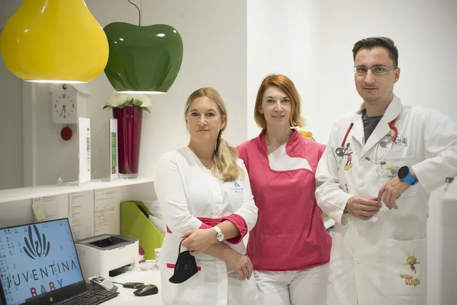 Pediatrinja Jerneja Ahčan (na fotografiji levo s stanovskim kolegom Denisom Bašem): »Na daljavo včasih porabimo veliko več časa kot v živo, zato primarno ostaja pregled v živo. Povsem drugače je, če imaš otroka v ambulanti.« Foto Jure Eržen