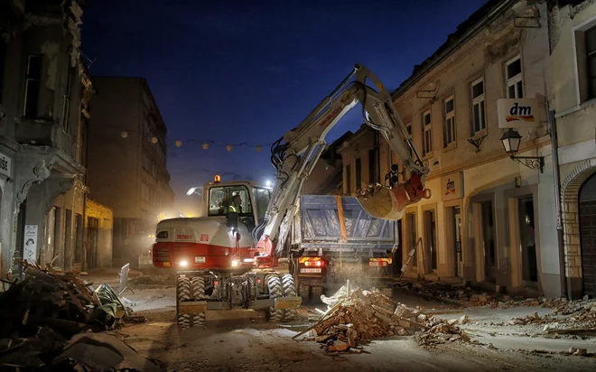 Danes bodo odpravljali posledice potresa. FOTO: Blaž Samec/Delo