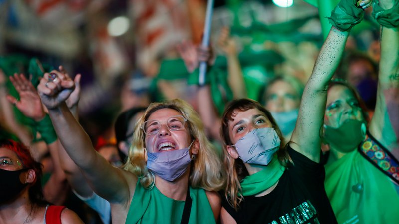 Fotografija: Shoda v času razprave v senatu se je navkljub epidemiji udeležila množica ljudi. FOTO: Agustin Marcarian/Reuters