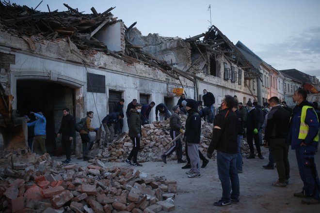 Posledice potresa v hrvaškem mestu Petrinja so hude. FOTO: Blaž Samec/Delo