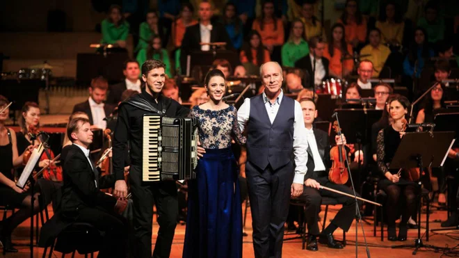 Avsenik s Simfoničnim orkestrom RTV Slovenija Foto Tv Slo