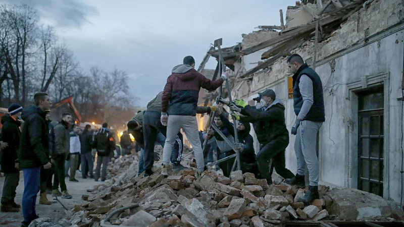 Fotografija: Na Hrvaškem se tla tresejo od ponedeljka. FOTO: Blaž Samec/Delo