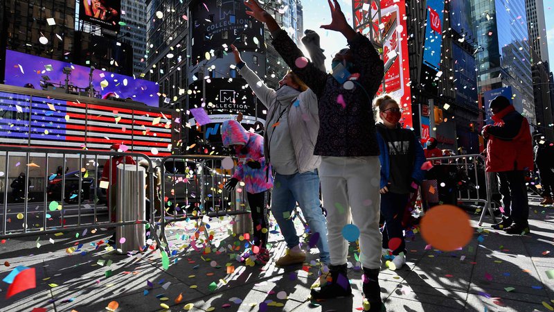 Fotografija: Na newyorškem Times Squaru bodo nocoj spustili 907 kilogramov konfetov z na tisoče željami, ki so jih napisali prebivalci mesta. Na fotografiji predvčerajšnja generalka. Foto Angela Weiss/AFP