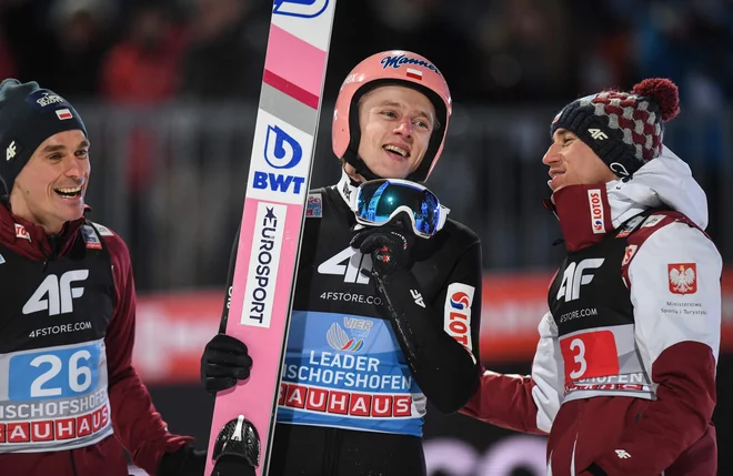Dawid Kubacki (na sredini) se je takole pred letom dni v Bischofshofnu skupaj z rojakoma Piotrom Zylo (levo) in Kamilom Stochom veselil skupne zmage na novoletni turneji. Foto Christof Stache/AFP