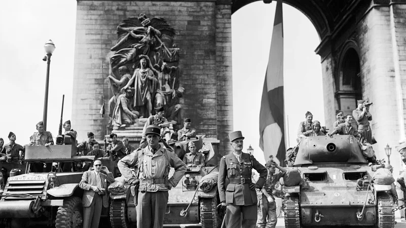 Fotografija: General Philippe Leclerc in polkovnik Louis Dio 26. avgusta 1944 čakata na mimohod po Elizejskih poljanah z enotami francoske druge divizije Blindee v čast osvoboditve Pariza. Dan prej je prestolnica pozdravila de Gaulla, ki je končno razglasil, da je Pariz osvobojen. FOTO: Georges Melamed/AFP