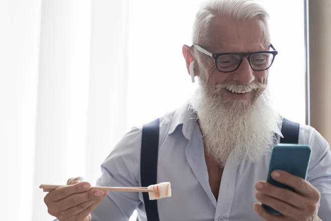 Pomembna informacija je že sam zvok odpiranja embalaže, nič manj pa zvoki, ki nastajajo, ko nekaj jemo ali pijemo.<br />
Foto Shutterstock