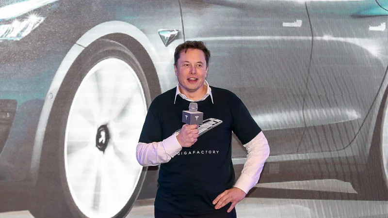 Fotografija: Električni pionir Tesla je znova neke vrste fenomen, svet budno spremlja vsako izjavo šefa Elona Muska. Foto STR/AFP