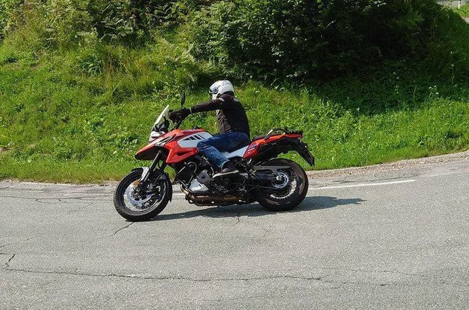 Redki meseci poletne normalnosti in preizkus zanimivega suzukija V-strom 1050 XT. Foto Jan Jolič Lieven