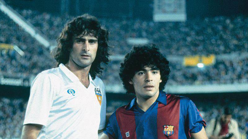 Fotografija: Maradona (desno) in njegov rojak Mario Kempes pred tekmo Barcelone in Valencie septembra 1982. FOTO: El Grafico/Wikipedia