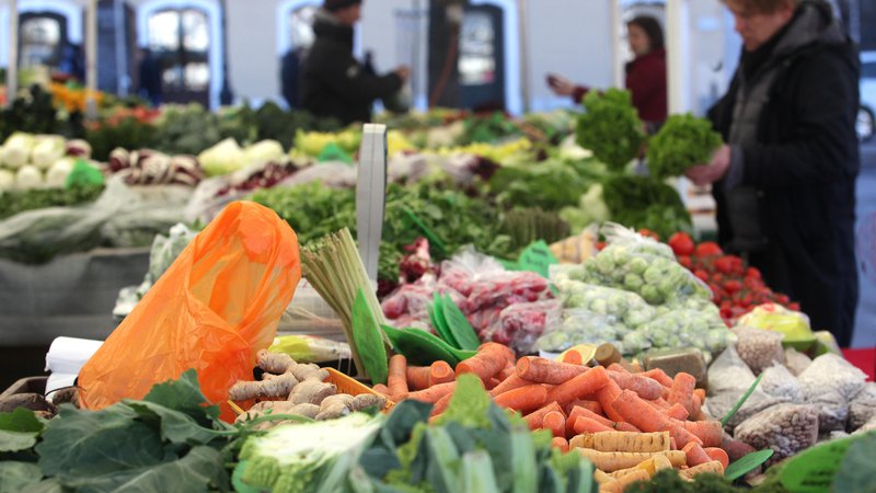 Fotografija: Povečanje uživanja sadja in zelenjave, ki bosta pridelana ekološko, z manj gnojili in kemičnimi pesticidi, je eno od priporočil evropske komisije Sloveniji. FOTO: Mavric Pivk