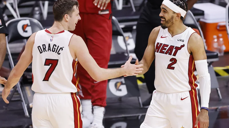 Fotografija: Goran Dragić in Gabe Vincent sta se veselila zmage Miamija. FOTO: Michael Reaves/AFP