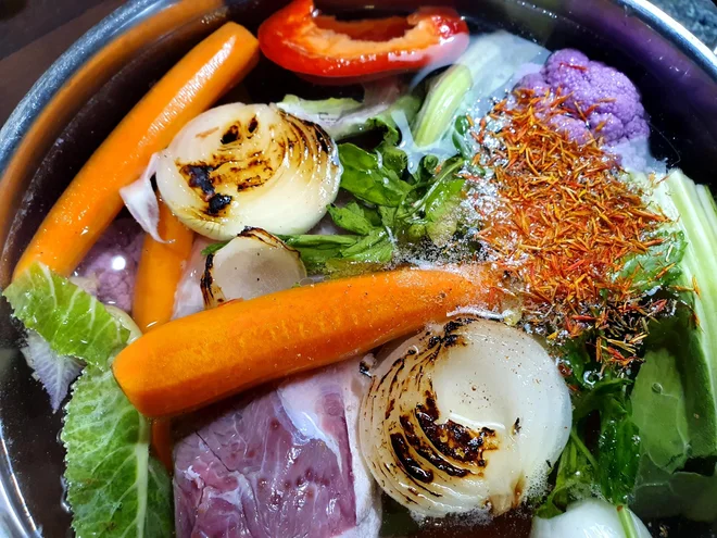 Svoje dni ga ni bilo nedeljskega kosila, kjer ne bi uvodne vloge v kosilo igrala ravno goveja juha. FOTO: Tanja Drinovec