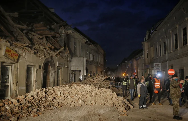 Posledice potresa v hrvaškem mestu Petrinja. FOTO: Blaž Samec/Delo