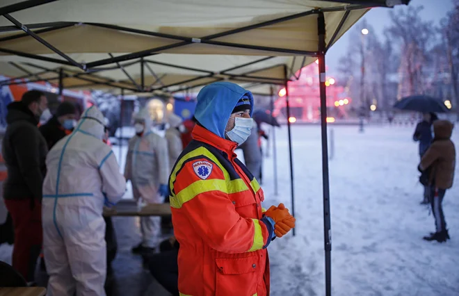 Hitro testiranje na Covid-19 na Kongresnem trgu. FOTO: Blaž Samec/Delo