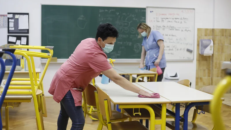 Fotografija: Priprave na osnovni šoli dr. Vita Kraigherja na ponovno odprtje. FOTO: Leon Vidic/Delo