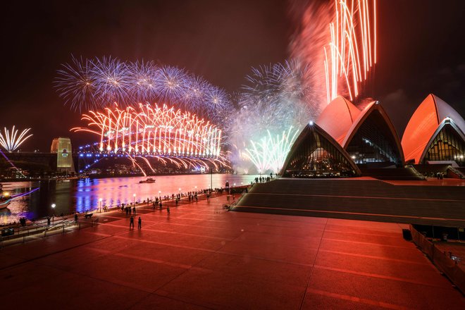 Pred ikonično opero v Sydneyju je tokrat zevala praznina. FOTO: David Gray/AFP
