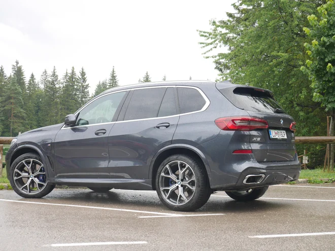 BMW X5 je kot priključni hibrid velik, poltretjo tono težak avtomobil, ki igra na okoljske strune. FOTO: Boštjan Okorn