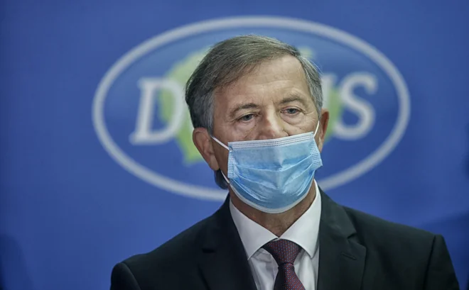 Karl Erjavec je medijem potrdil,&nbsp;da so se skupaj s koalicijo KUL odločili za nadaljevanje projekta konstruktivne nezaupnice.&nbsp;Očitke, da naj bi bil osnutek revizijskega poročila računskega sodišča glede nabav zaščitne opreme namenoma predstavljen v času pogovorov o morebitni novi koaliciji, je zavrnil.&nbsp;FOTO: Blaž Samec/Delo