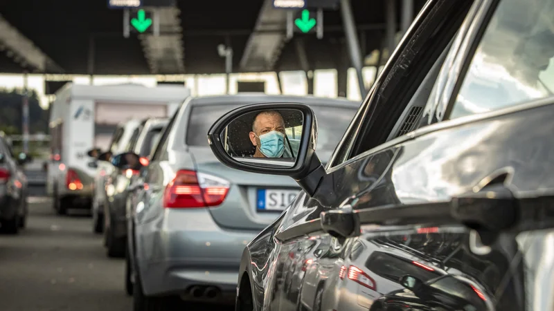 Fotografija: Tisti, ki bodo ob prihodu iz rdeče države v Slovenijo želeli vstopiti na zunanji schengenski meji, pri čemer ne bodo predložili negativnega testa PCR ali pa če ne sodijo med 12 izjem, bodo lahko v državo vstopili samo na mejnih prehodih, kjer bodo zagotovljeni pogoji za testiranje s hitrim antigenskim testom. FOTO: Voranc Vogel/Delo