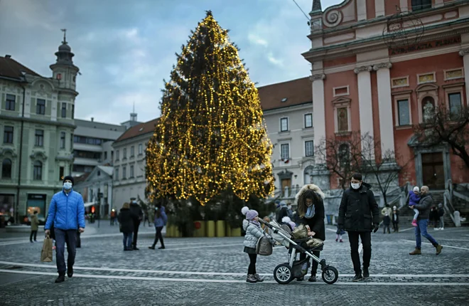 Popoldanski silvesterski sprehod v Ljubljani. V Sloveniji bo zvečer znova nastopila »epidemiološka ura« in z njo prepoved gibanja po javnih površinah. FOTO: Blaž Samec/Delo