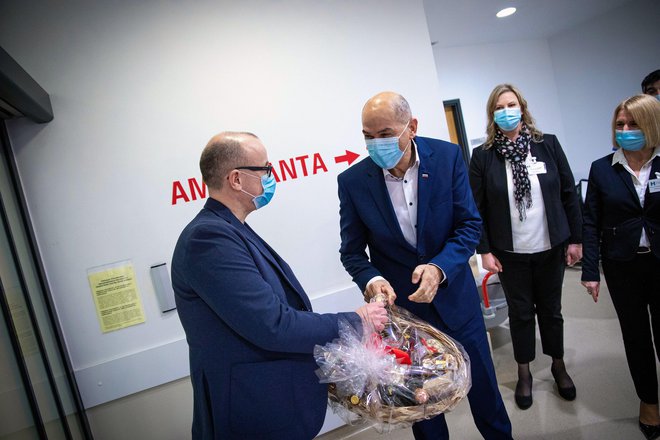 Janez Janša je obiskal bolnišnico dr. Franca Derganca in doma upokojencev v Novi Gorici. FOTO: KPV