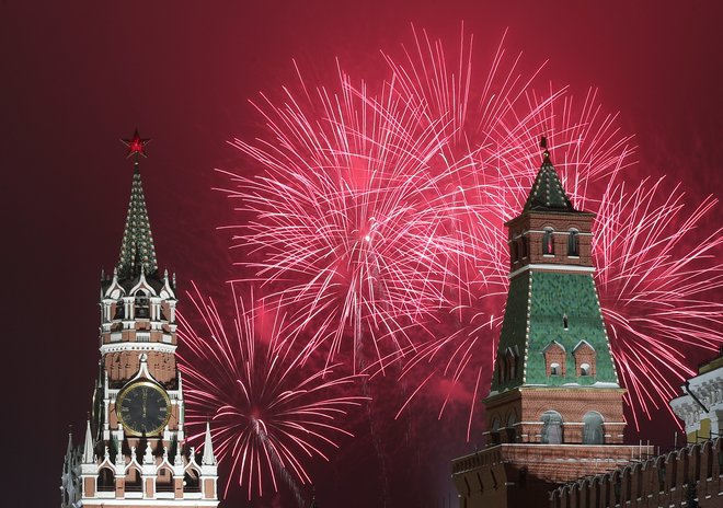 Ognjemet nad Kremljem. V Moskvi so si novoletne želje izmenjali ob 22. uri po slovenskem času. FOTO: Evgenia Novozhenina/Reuters