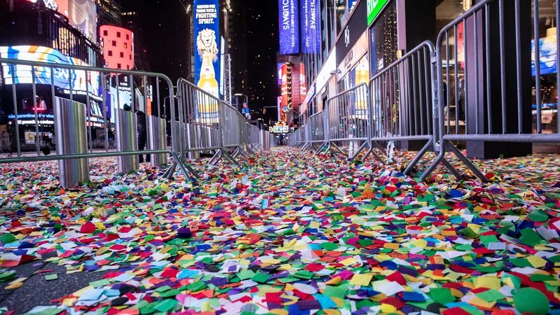Fotografija: Prebivalci New Yorka so si spust novoletne krogle ogledali iz domačih naslanjačev. FOTO: Jeenah Moon/Reuters