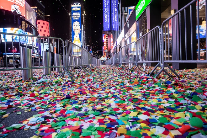 Prebivalci New Yorka so si spust novoletne krogle ogledali iz domačih naslanjačev. FOTO: Jeenah Moon/Reuters