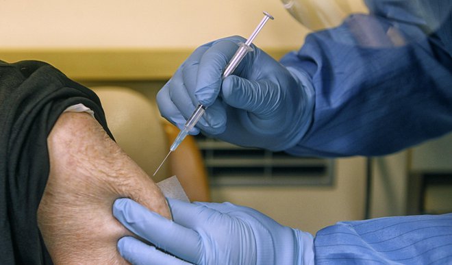 Svetovna zdravstvena organizacija je v četrtek izdala izredno dovoljenje za cepivo proti covidu-19, ki sta ga razvila ameriški Pfizer in nemški BioNTech. FOTO: Blaž Samec/Delo