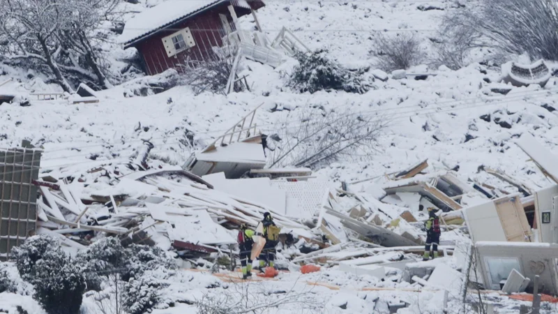 Fotografija: Reševalci že dva dni iščejo morebitne preživele. FOTO: Terje Bendiksby /AFP