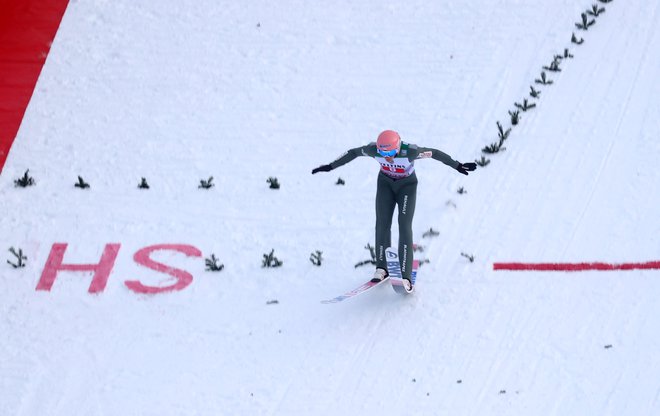 Dawid Kubacki je poletel do novega rekorda skakalnice v Garmisch-Partenkirchnu. FOTO: Kai Pfaffenbach/Reuters