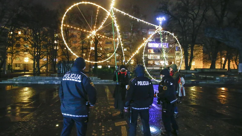 Fotografija: Redni petkov protest so letos ustavili policisti. FOTO: Jože Suhadolnik/Delo