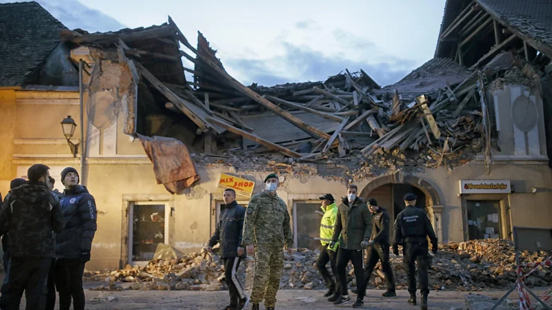 Fotografija: Po torkovem potresu v Petrinji. FOTO: Blaž Samec/Delo