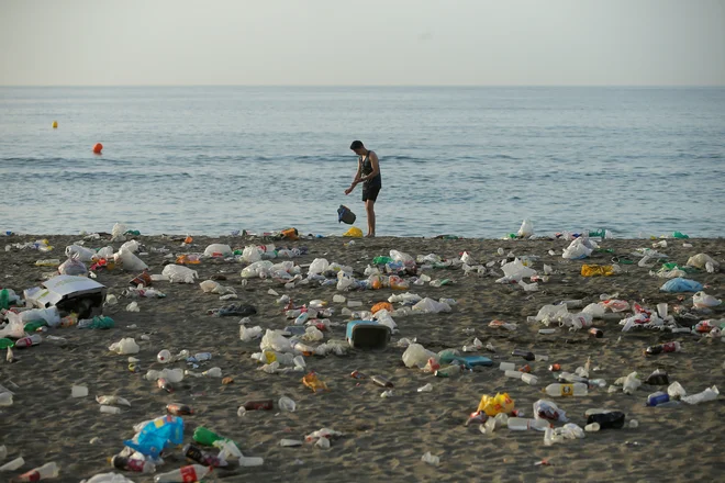 Šanghaj je z novim letom popolnoma prepovedal prodajo plastičnih vrečk, tudi biorazgradljivih. FOTO: Jon Nazca/Reuters