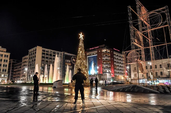 Prizor v času policijske ure v Atenah. FOTO: Louisa Gouliamaki/AFP