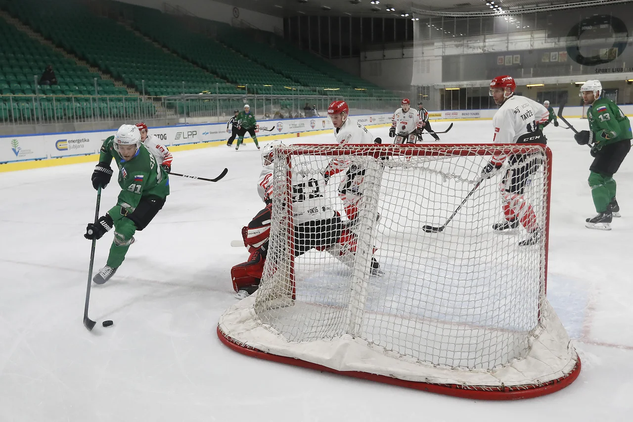 Fotografija: Velika slovenska hokejska tekmeca sta se nazadnje pomerila pred tremi tedni v Ljubljani, kjer je zmagala Olimpija z 2:0. FOTO: Leon Vidic/Delo