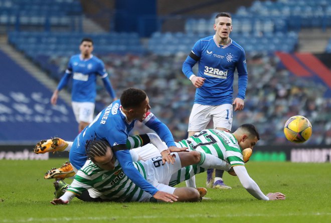 V škotskem in mestnem glasgowskem derbiju med igralci Rangersa, modri dresi, in Celtica se vedno bojuje do skrajnih moči. FOTO: Russell Cheyne/Reuters