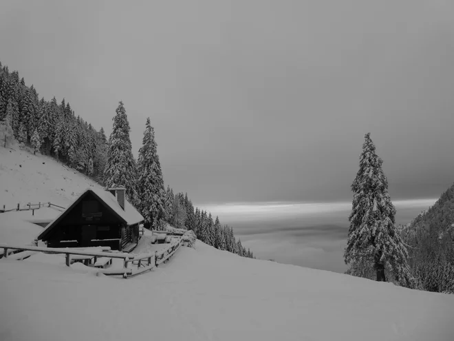 Opremo izberemo glede na letni čas in vremenske razmere ter zahtevnost in dol­žino ture. Primerna oprema je glavni pogoj za varnost in udobje. FOTO: Miroslav Cvjetičanin