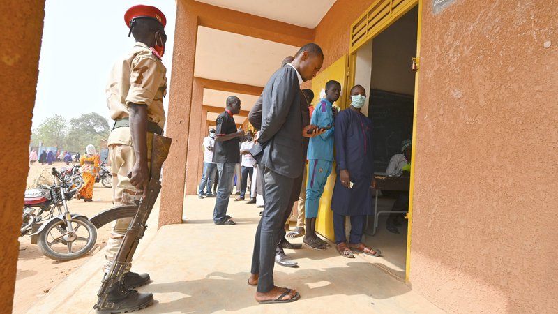 Fotografija: Fotografija je simbolična in prikazuje udeležence sredinih volitev v prestolnici Nigra Niamey. FOTO: Issouf Sanogo/AFP