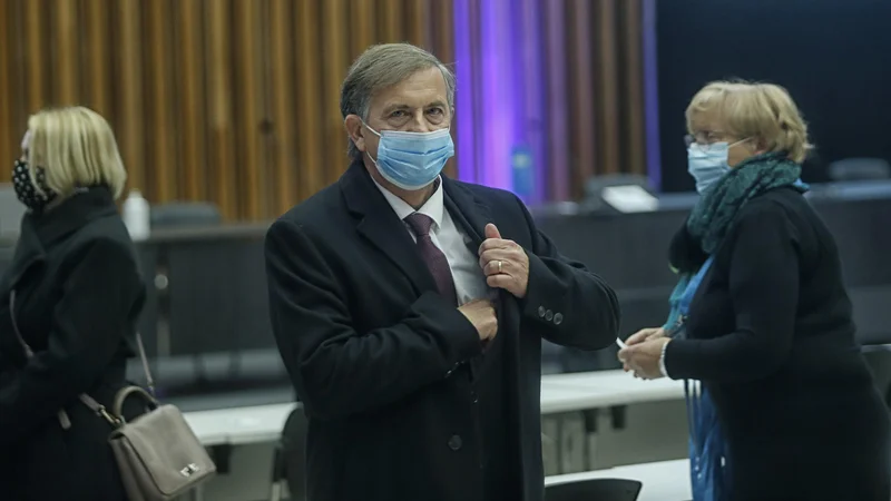 Fotografija: Karl Erjavec napoveduje vložitev konstruktivne nezaupnice do prihodnjega petka. FOTO: Blaž Samec/Delo