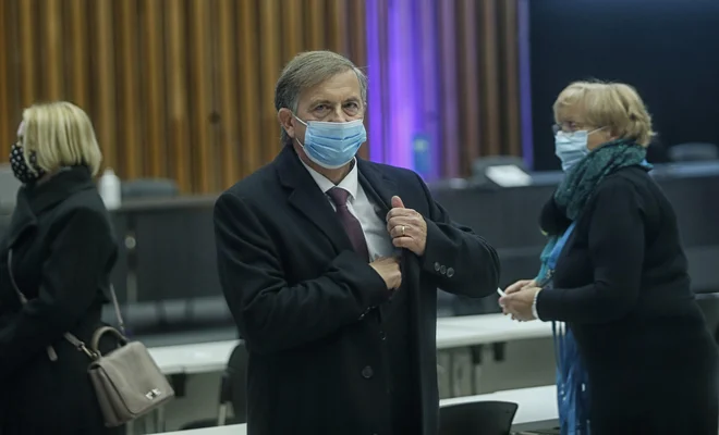 Karl Erjavec napoveduje vložitev konstruktivne nezaupnice do prihodnjega petka. FOTO: Blaž Samec/Delo