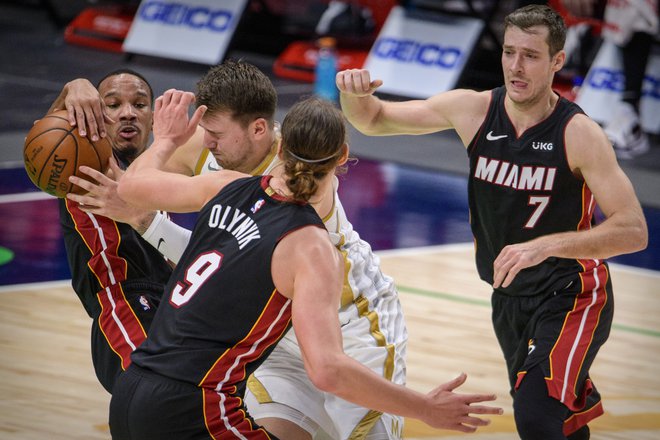 Miamijeva obramba ni mogla zaustaviti Luke Dončića (z žogo), njegov prodor je s pogledom spremljal tudi Goran Dragić (desno). FOTO: Jerome Miron/USA Today Sports