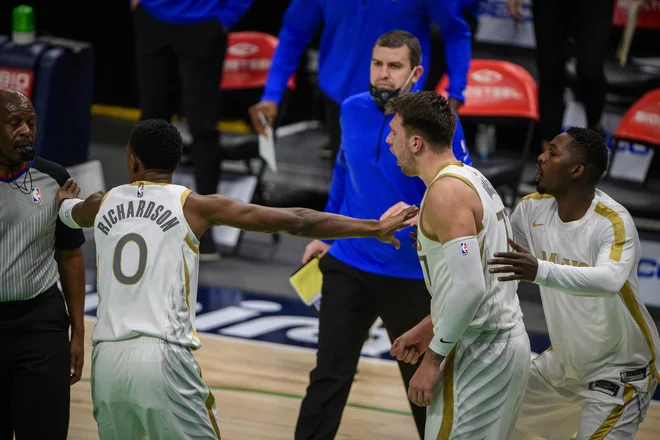 Luka Dončić se je med dvobojem z Miamijem pošteno razjezil na sodnike in posredovati so morali njegovi soigralci. FOTO: Jerome Miron/USA Today Sports