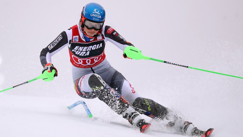 Fotografija: Petra Vlhova of Slovakia clears the pole during the first run of the women's FIS Alpine Skiing slalom event "Snow Queen Trophy 2021" on Sljeme Mountain, some 10km from Zagreb, on January 3, 2021. (Photo by Damir SENCAR / AFP) Foto Damir Sencar Afp