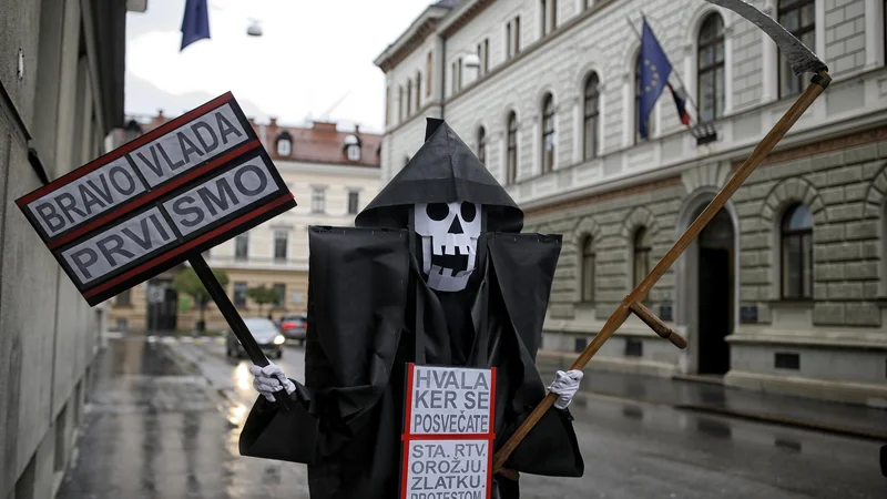 Fotografija: Kljub vsemu se je z vsemi prizadevanji vlade in odgovorne večine prebivalstva krivulja okužb sploščila, širjenje okužb se je spremenilo iz eksponentnega v linearno. Foto Blaž Samec/Delo