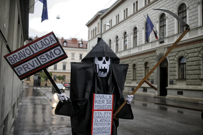 Kljub vsemu se je z vsemi prizadevanji vlade in odgovorne večine prebivalstva krivulja okužb sploščila, širjenje okužb se je spremenilo iz eksponentnega v linearno. Foto Blaž Samec/Delo